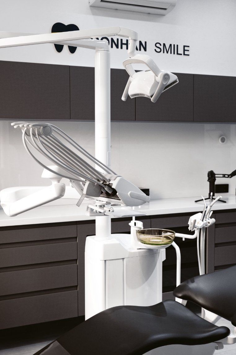 Donhan Smile dental operatory with treatment chair and overhead light